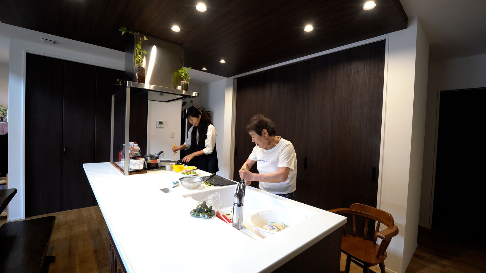 悠悠ホーム 吹抜けの大空間リビングは必見！7人家族が住む、回遊動線が見事な理想の二世帯住宅の建築実例画像3