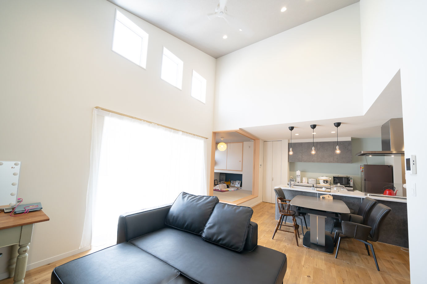 悠悠ホーム 片流れのおしゃれな外観　21.5帖のひろびろLDK　シンプル＆モダンな平屋スタイルの建築実例画像2