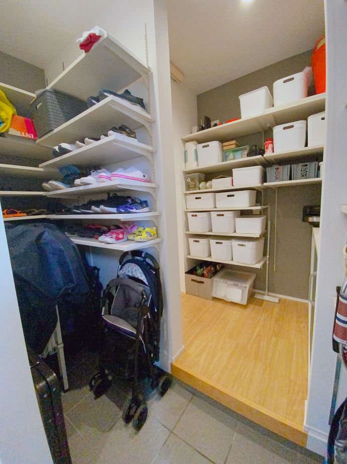 悠悠ホーム 玄関→パントリー→キッチンの秀逸家事ラク動線　LDKを中心にした家族の笑顔あふれる平屋の建築実例画像2