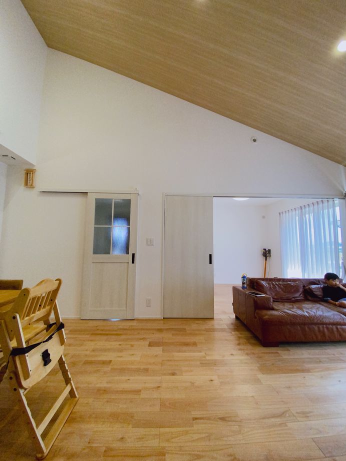 悠悠ホーム 玄関→パントリー→キッチンの秀逸家事ラク動線　LDKを中心にした家族の笑顔あふれる平屋の建築実例画像3