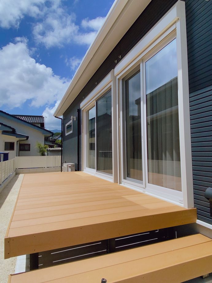 悠悠ホーム 玄関→パントリー→キッチンの秀逸家事ラク動線　LDKを中心にした家族の笑顔あふれる平屋の建築実例画像4