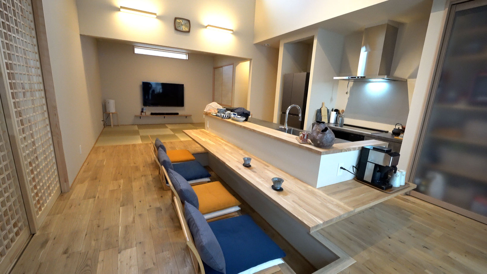 悠悠ホーム 掘り下げキッチンと造作カウンターはまるで料亭の雰囲気　和の趣をふんだんに取り入れたモダン平屋の建築実例画像2