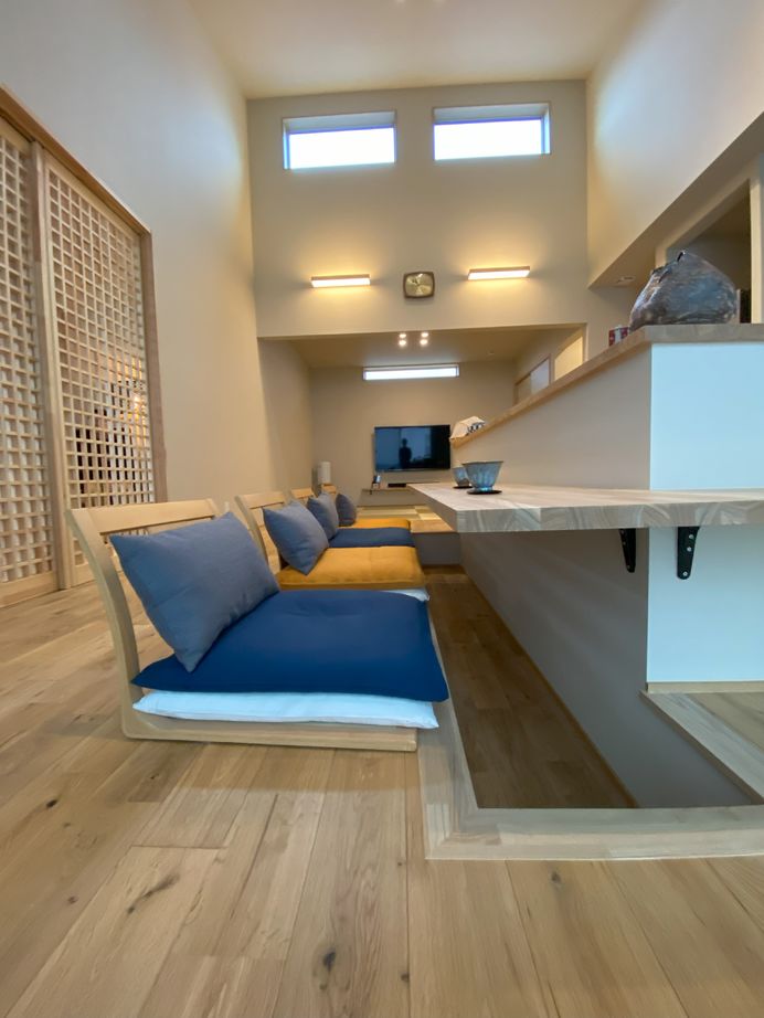 悠悠ホーム 掘り下げキッチンと造作カウンターはまるで料亭の雰囲気　和の趣をふんだんに取り入れたモダン平屋の建築実例画像3