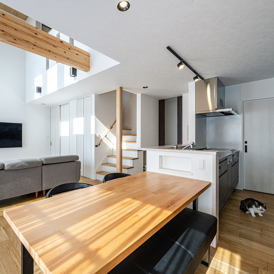 悠悠ホーム 【2500万円～2999万円で建てた家／約36坪／間取り図あり】家族と愛猫がくつろぐ、吹抜けのリビングの建築実例画像3