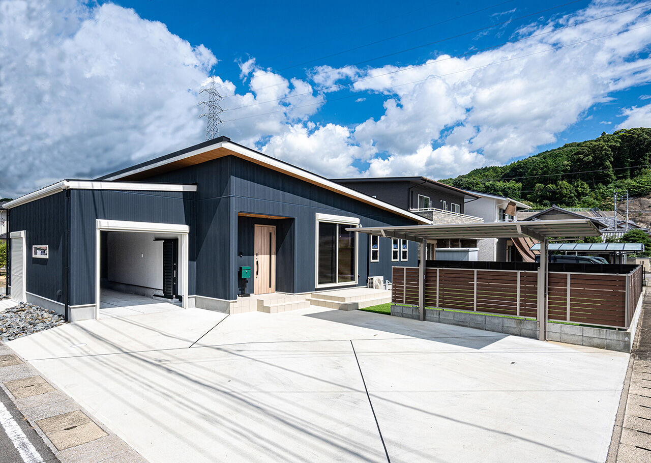 悠悠ホーム 【3300万円台で建てた家／約40坪／間取り図有】ビルトインガレージと広い庭で遊び心も満たされた平屋の建築実例画像