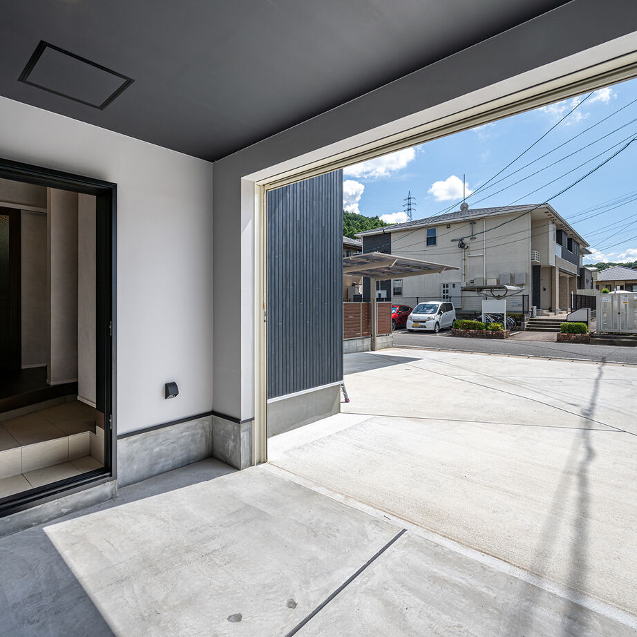 悠悠ホーム 【3300万円台で建てた家／約40坪／間取り図有】ビルトインガレージと広い庭で遊び心も満たされた平屋の建築実例画像4