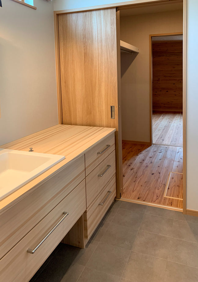 森のめぐみ工房 平屋風の存在感ある外観。ログハウスのように、無垢材をたっぷり使用した木の家の建築実例画像7