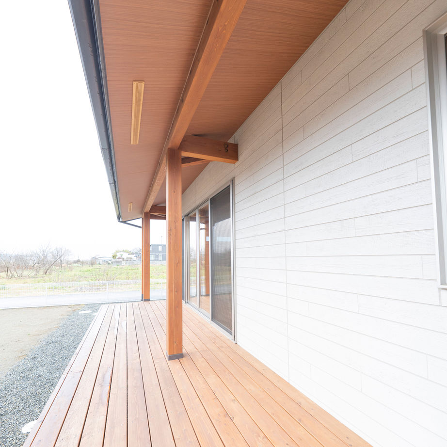 森のめぐみ工房 平屋風の存在感ある外観。ログハウスのように、無垢材をたっぷり使用した木の家の建築実例画像9