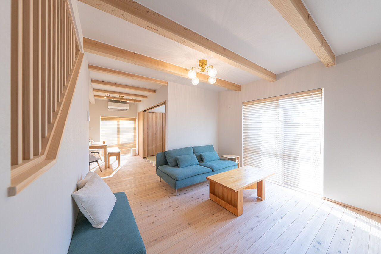 森のめぐみ工房 【1000万円台後半／間取り図有】キッチンから見守るLDK。子育てを楽しむ無垢材の家 の建築実例画像2