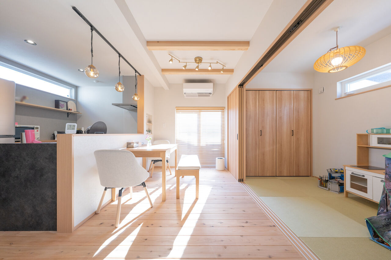 森のめぐみ工房 【1000万円台後半／間取り図有】キッチンから見守るLDK。子育てを楽しむ無垢材の家 の建築実例画像4