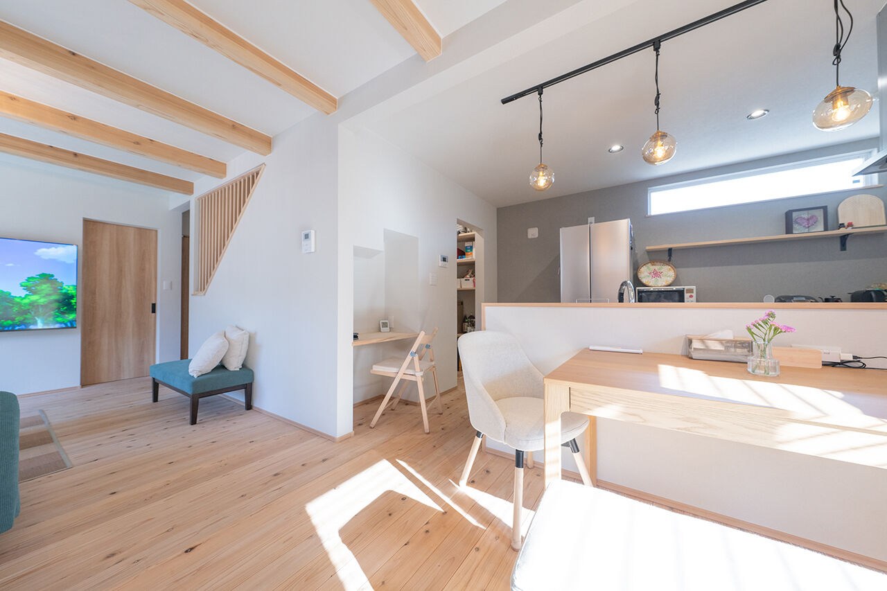 森のめぐみ工房 【1000万円台後半／間取り図有】キッチンから見守るLDK。子育てを楽しむ無垢材の家 の建築実例画像5