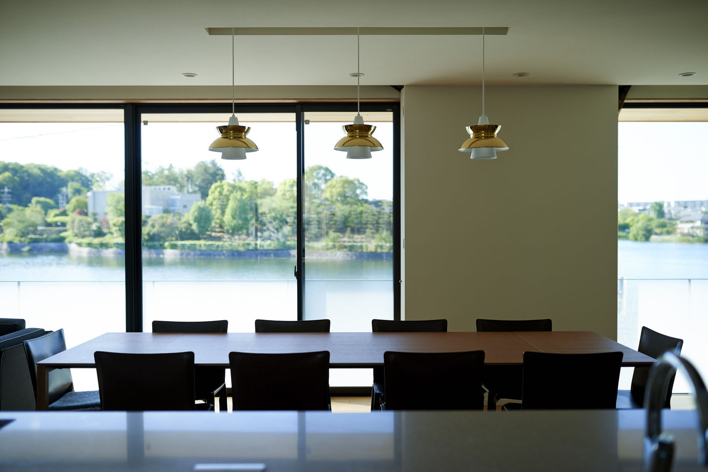 北条工務店一級建築士事務所 令和に息づく名建築。池の畔に佇む端正な外観。空間に行き渡るゆとりが品格を高める住まいの建築実例画像2