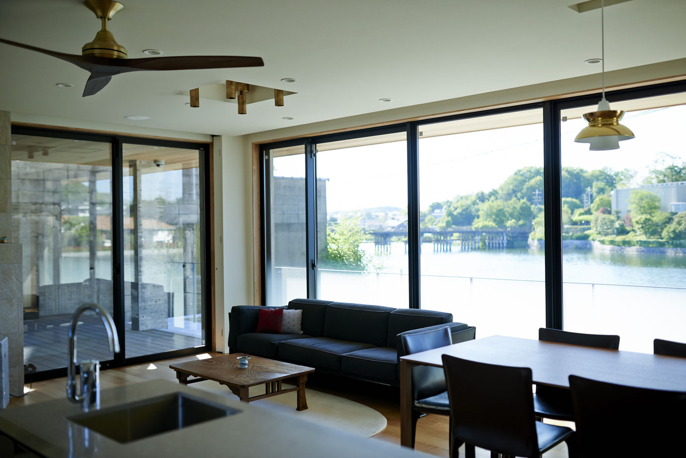 北条工務店一級建築士事務所 令和に息づく名建築。池の畔に佇む端正な外観。空間に行き渡るゆとりが品格を高める住まいの建築実例画像3