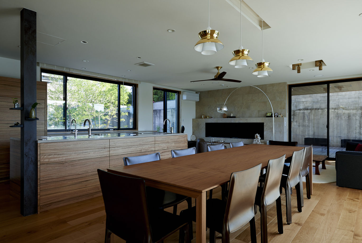 北条工務店一級建築士事務所 令和に息づく名建築。池の畔に佇む端正な外観。空間に行き渡るゆとりが品格を高める住まいの建築実例画像4