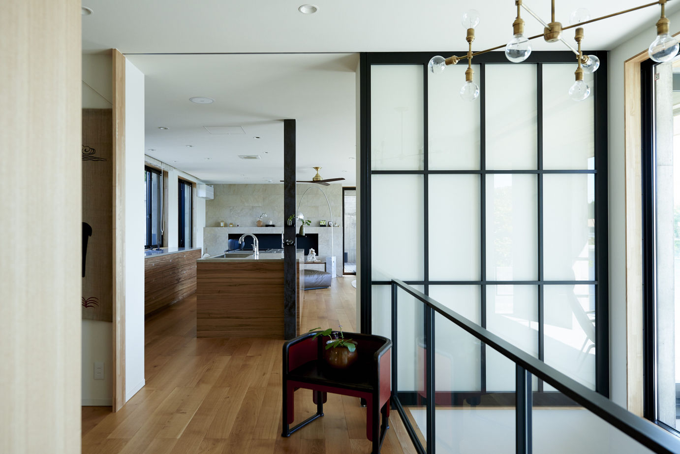 北条工務店一級建築士事務所 令和に息づく名建築。池の畔に佇む端正な外観。空間に行き渡るゆとりが品格を高める住まいの建築実例画像6