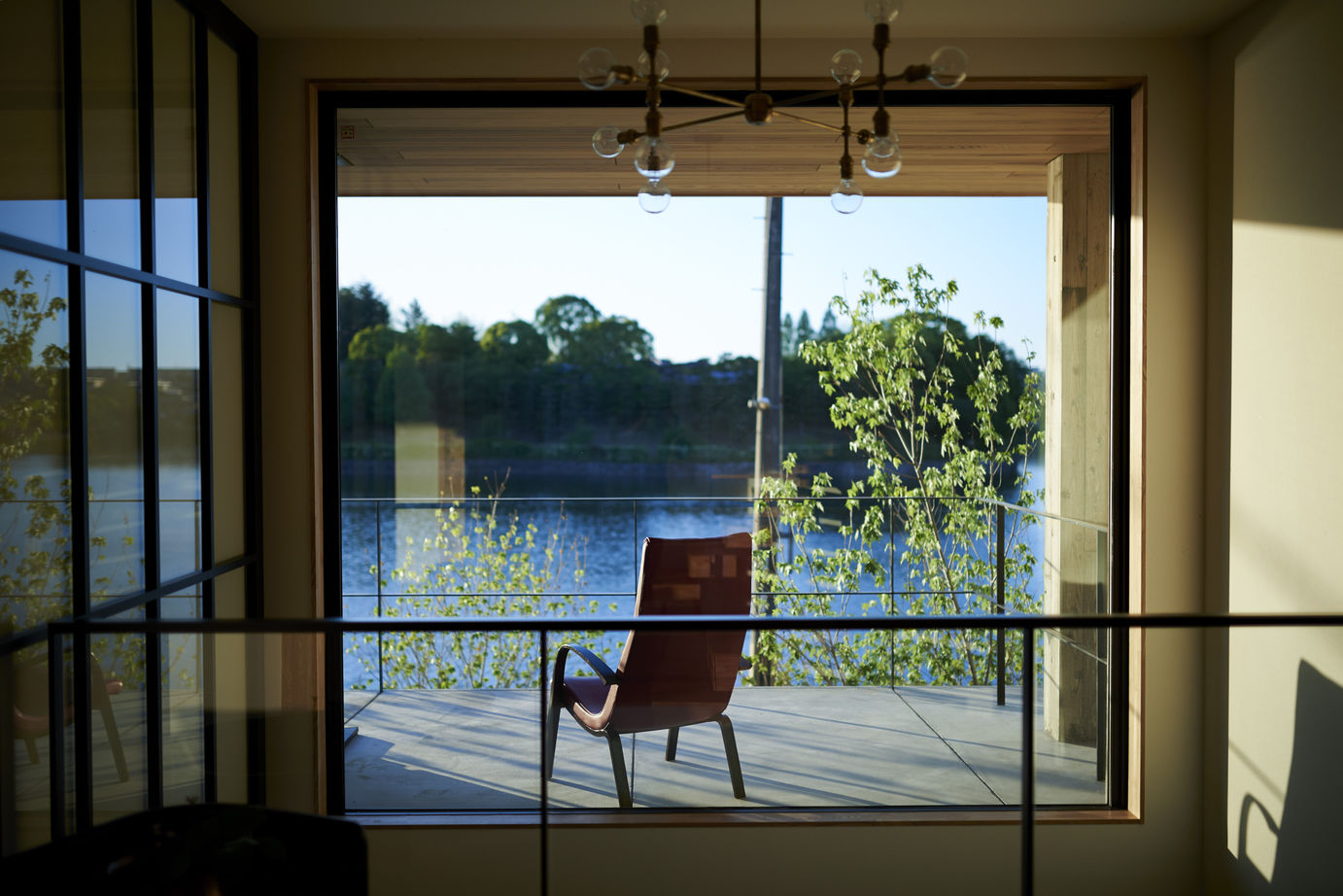 北条工務店一級建築士事務所 令和に息づく名建築。池の畔に佇む端正な外観。空間に行き渡るゆとりが品格を高める住まいの建築実例画像7