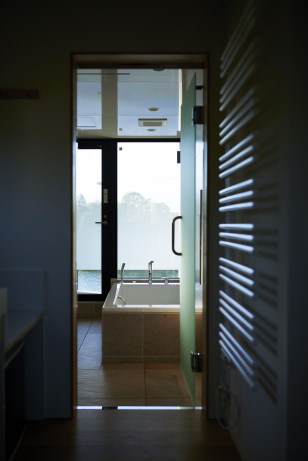 北条工務店一級建築士事務所 令和に息づく名建築。池の畔に佇む端正な外観。空間に行き渡るゆとりが品格を高める住まいの建築実例画像14