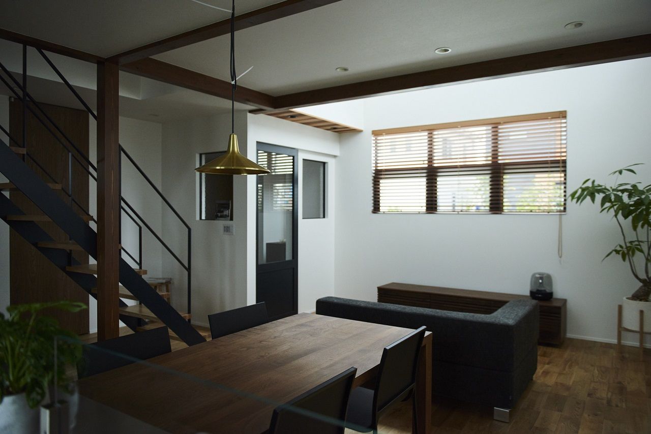 北条工務店一級建築士事務所 外からの見え方、光の入り方　窓の配置をセンチ単位で計画。シンプルだけどひと味違う奥行きのある家の建築実例画像5