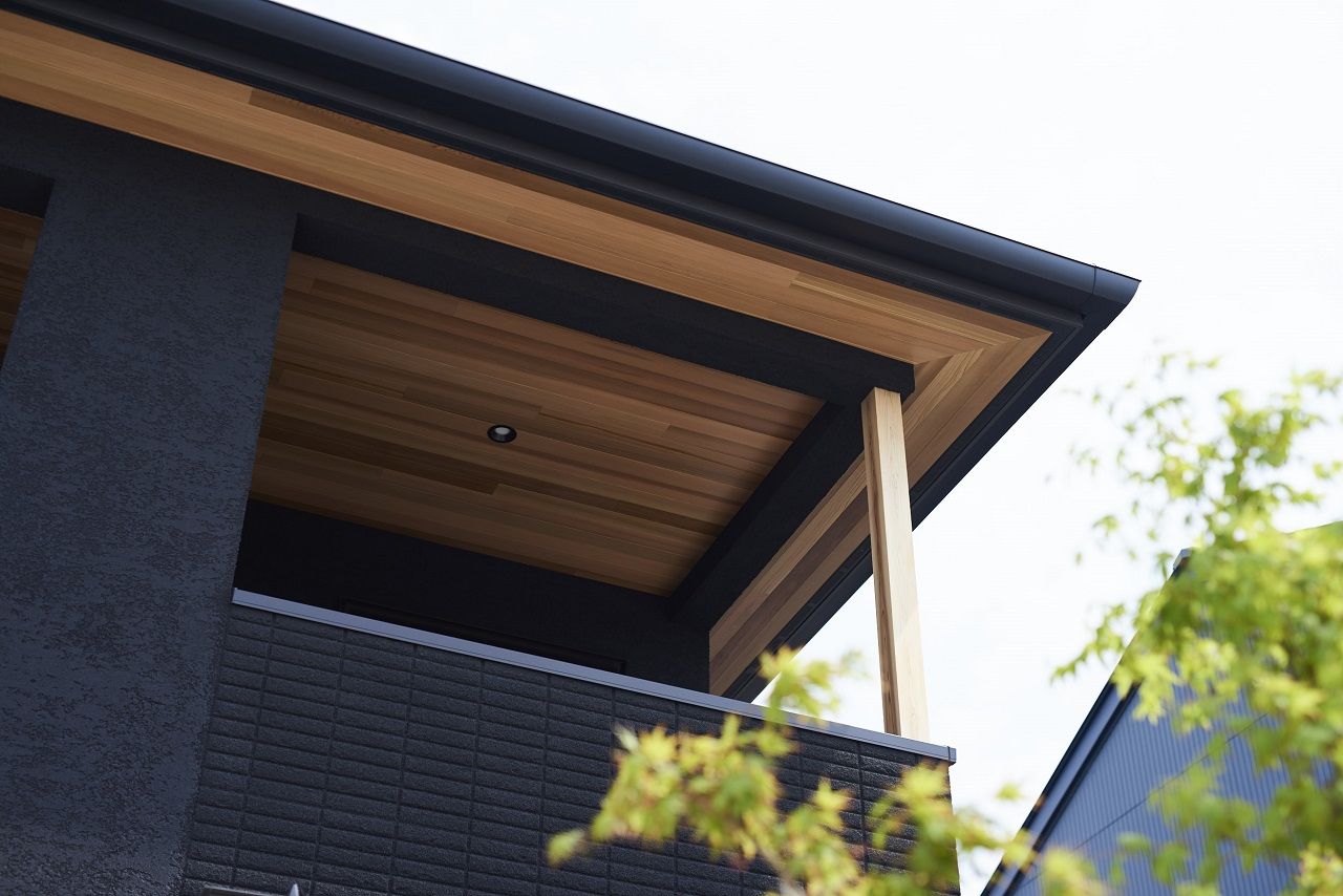 北条工務店一級建築士事務所 外からの見え方、光の入り方　窓の配置をセンチ単位で計画。シンプルだけどひと味違う奥行きのある家の建築実例画像10