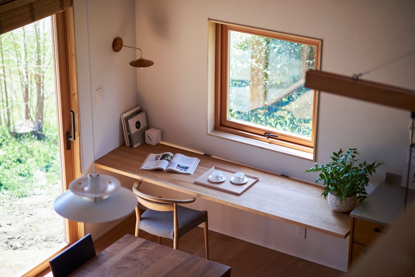 北条工務店一級建築士事務所 【新築／間取り／3000万円台】木製窓から緑の遊歩道。周辺環境に調和するダイナミック空間をSE構法で実現の建築実例画像2