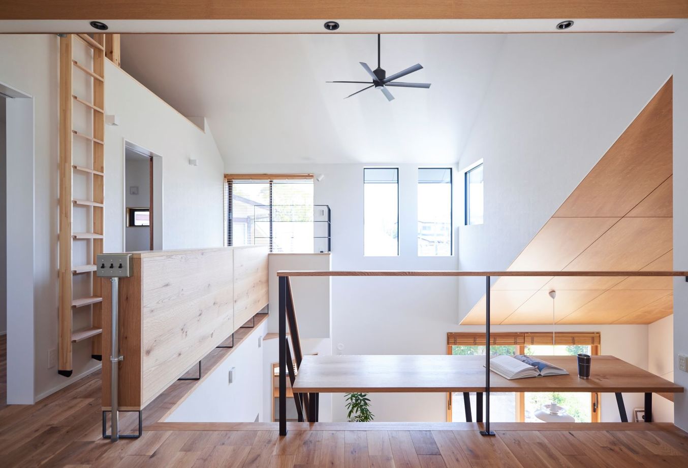 北条工務店一級建築士事務所 【新築／間取り／3000万円台】木製窓から緑の遊歩道。周辺環境に調和するダイナミック空間をSE構法で実現の建築実例画像3