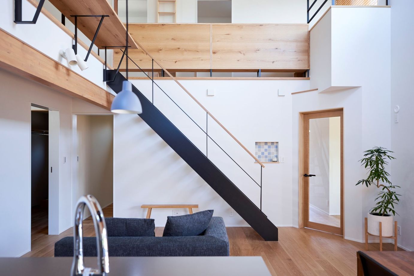 北条工務店一級建築士事務所 【新築／間取り／3000万円台】木製窓から緑の遊歩道。周辺環境に調和するダイナミック空間をSE構法で実現の建築実例画像5