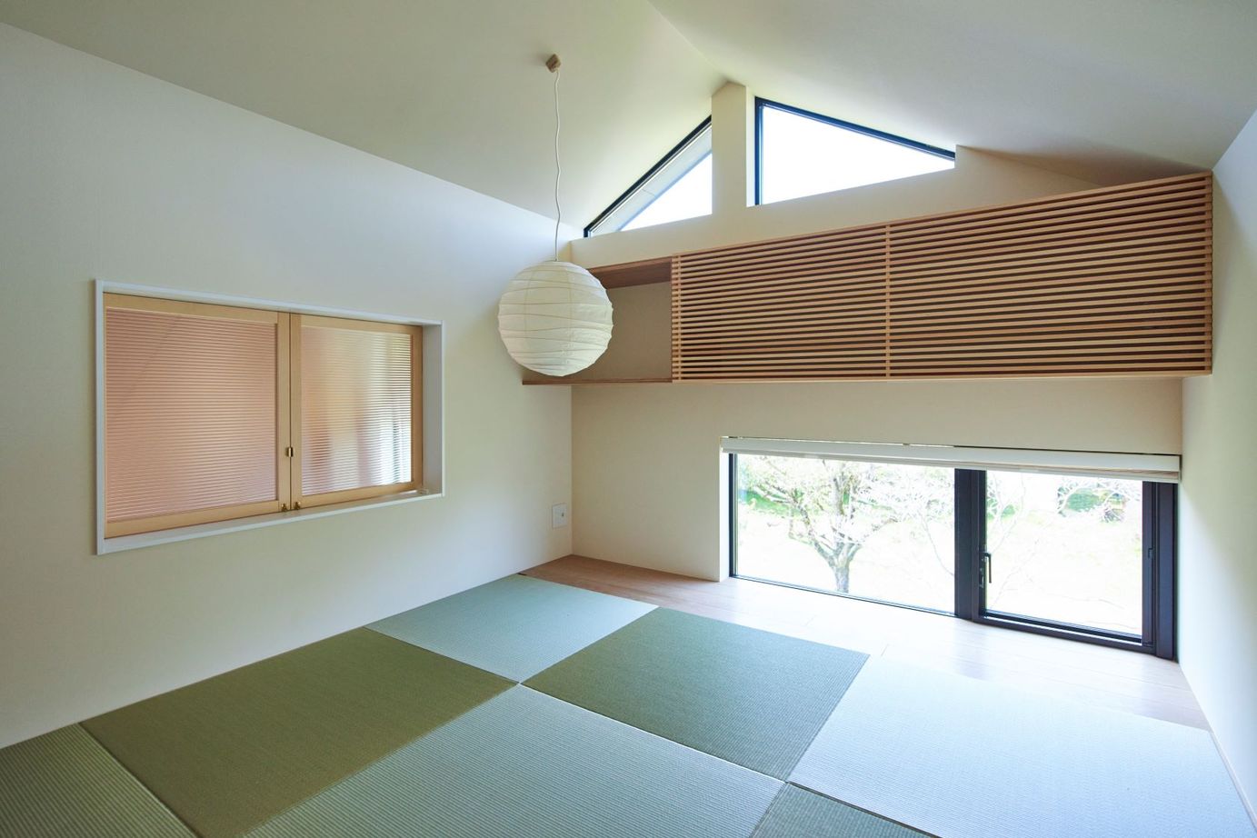 北条工務店一級建築士事務所 【新築／間取り／3000万円台】木製窓から緑の遊歩道。周辺環境に調和するダイナミック空間をSE構法で実現の建築実例画像6