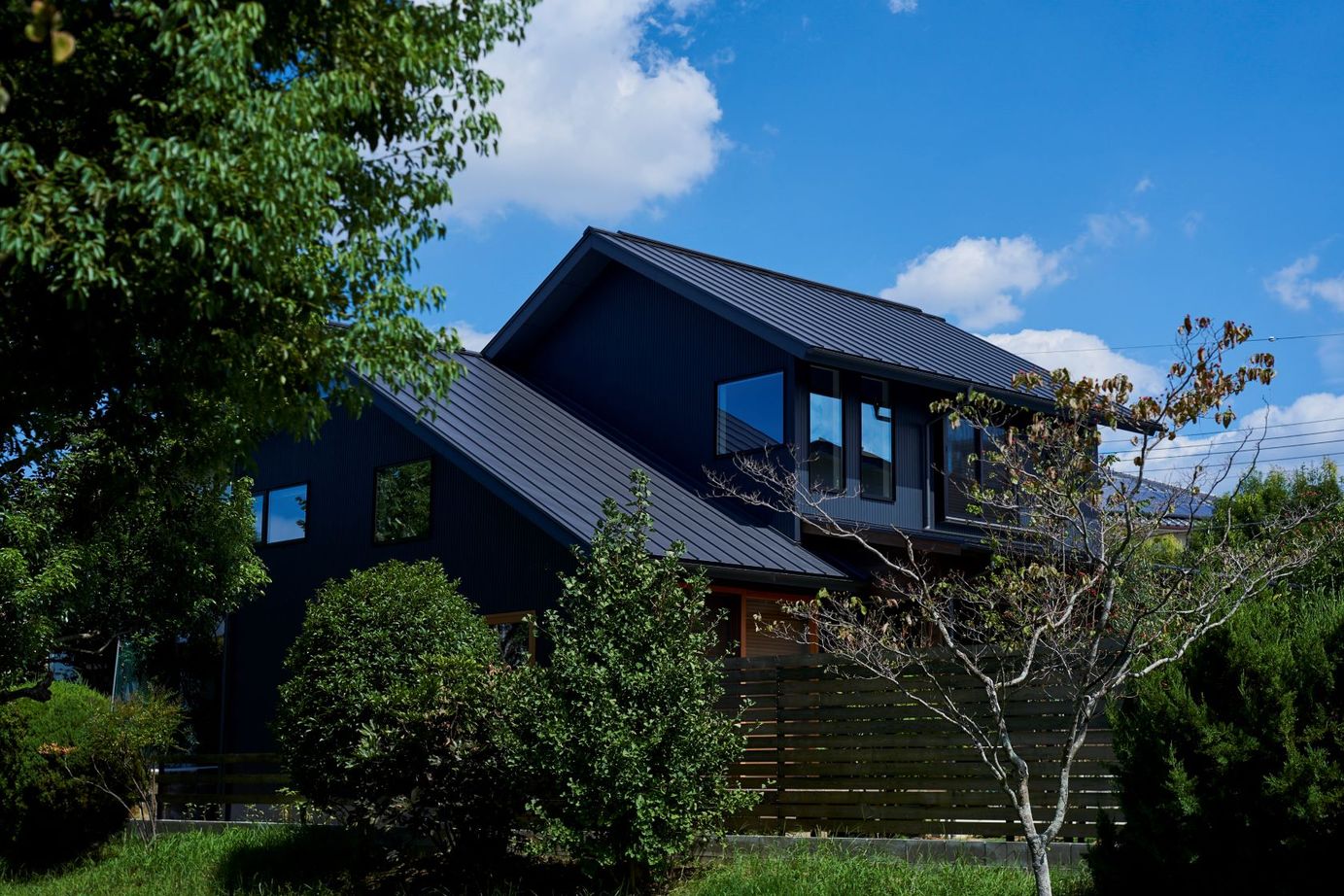 北条工務店一級建築士事務所 【新築／間取り／3000万円台】木製窓から緑の遊歩道。周辺環境に調和するダイナミック空間をSE構法で実現の建築実例画像7