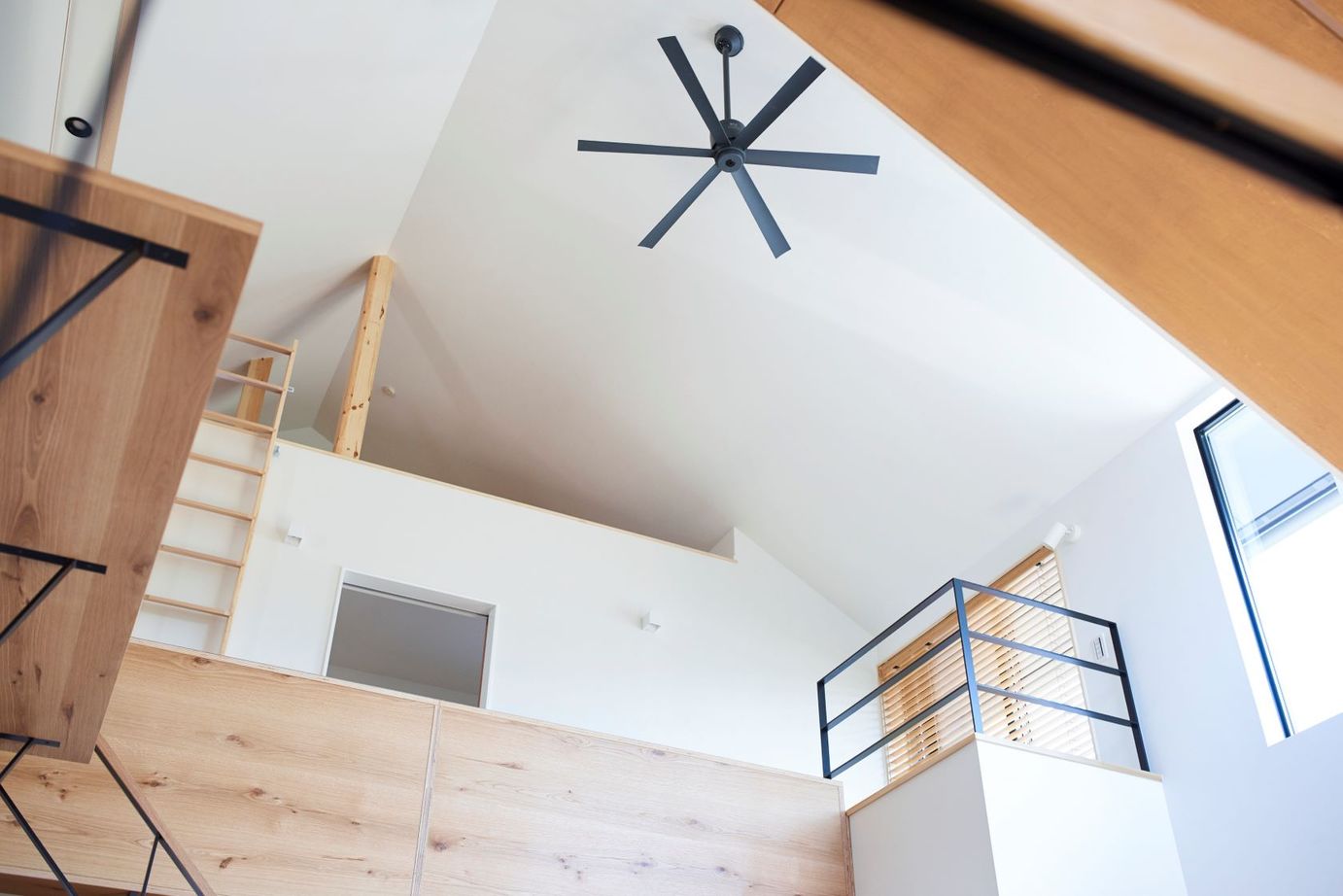 北条工務店一級建築士事務所 【新築／間取り／3000万円台】木製窓から緑の遊歩道。周辺環境に調和するダイナミック空間をSE構法で実現の建築実例画像9