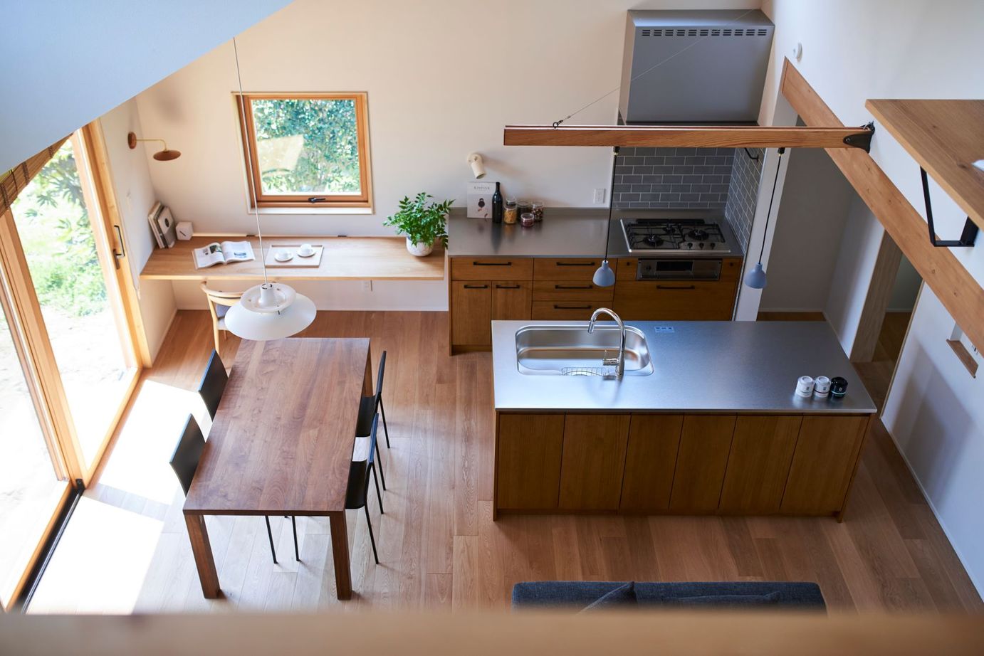 北条工務店一級建築士事務所 【新築／間取り／3000万円台】木製窓から緑の遊歩道。周辺環境に調和するダイナミック空間をSE構法で実現の建築実例画像10