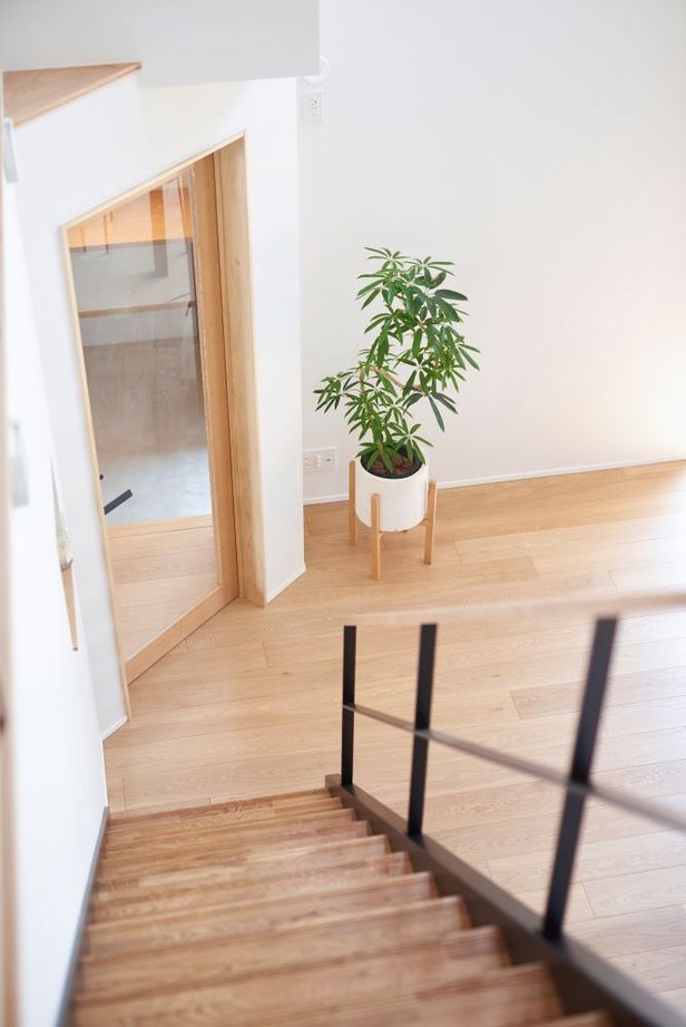 北条工務店一級建築士事務所 【新築／間取り／3000万円台】木製窓から緑の遊歩道。周辺環境に調和するダイナミック空間をSE構法で実現の建築実例画像13