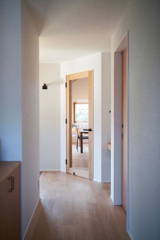 北条工務店一級建築士事務所 【新築／間取り／3000万円台】木製窓から緑の遊歩道。周辺環境に調和するダイナミック空間をSE構法で実現の建築実例画像14