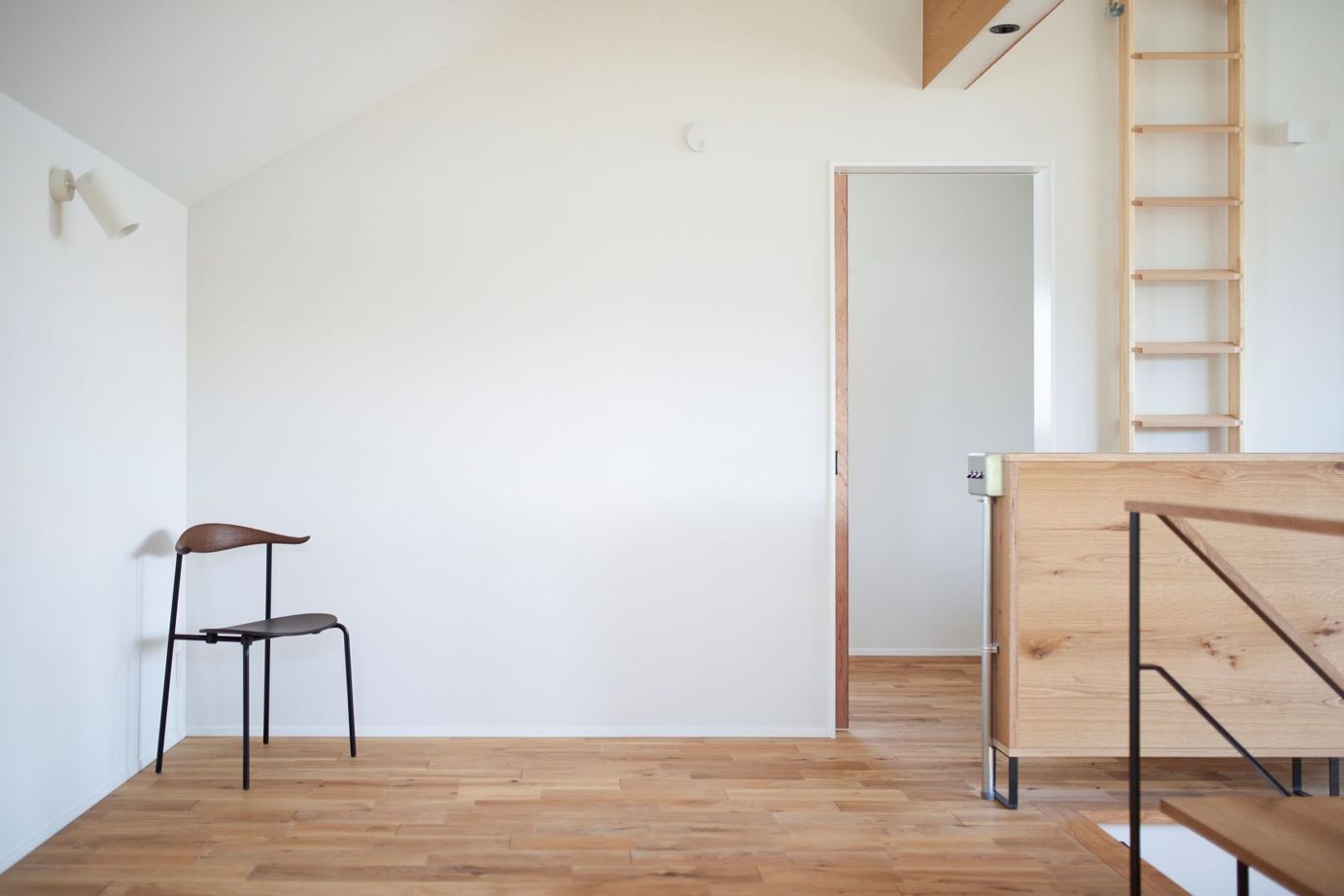 北条工務店一級建築士事務所 【新築／間取り／3000万円台】木製窓から緑の遊歩道。周辺環境に調和するダイナミック空間をSE構法で実現の建築実例画像16