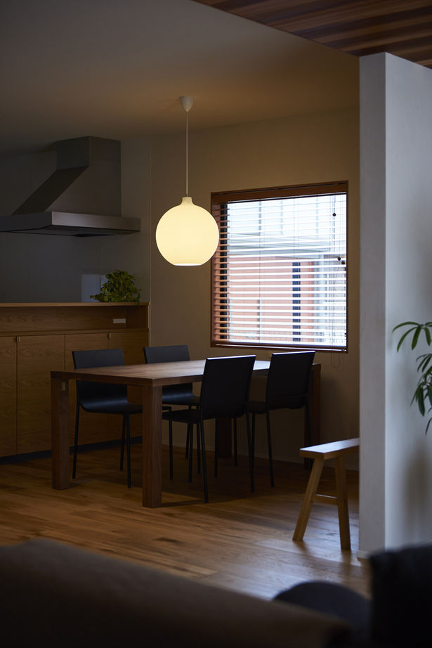 北条工務店一級建築士事務所 【京都/30坪台/3000万円台前半】美しい陰影が空間に奥行きと情緒を生み出す、落ち着きのある住まいの建築実例画像4