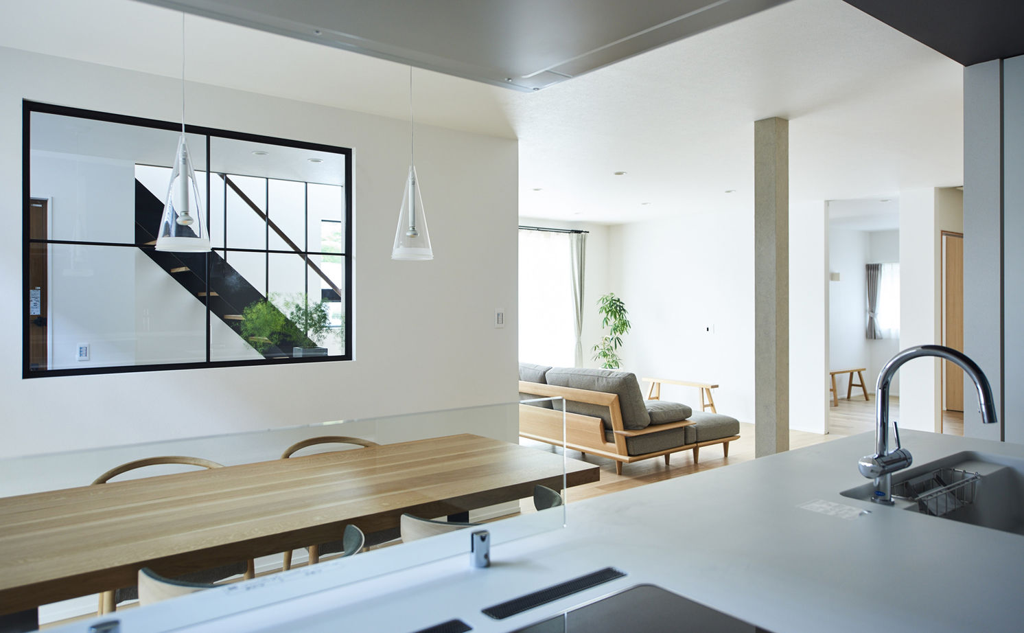 北条工務店一級建築士事務所 【奈良/二世帯住宅/3000万円台】「ただいま」「お帰り」の声が弾む、玄関からLDKへ視界が抜ける家の建築実例画像3