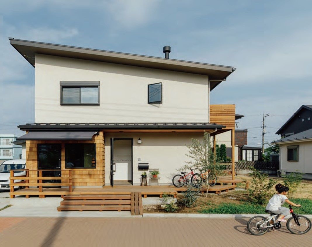 一級建築士事務所　和工務店 【全棟気密測定/47坪/間取図】外遊びに夢中になれるアウトドアガレージのある家の建築実例画像3