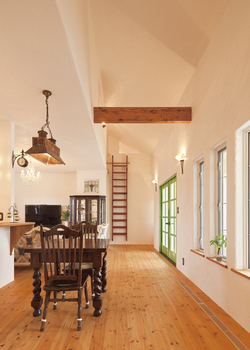 Vie house  ジェノバ風の瓦屋根が特徴的　素材感あふれる平屋の住まいの建築実例画像2