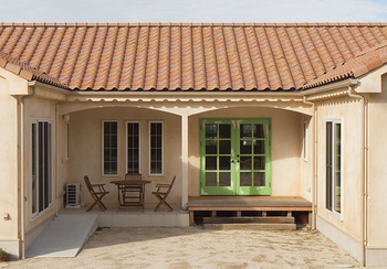 Vie house  ジェノバ風の瓦屋根が特徴的　素材感あふれる平屋の住まいの建築実例画像3