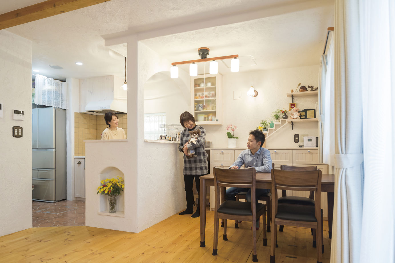 Vie house  都会的な外観と融合する自然素材の温もりを感じる住まいの建築実例画像2