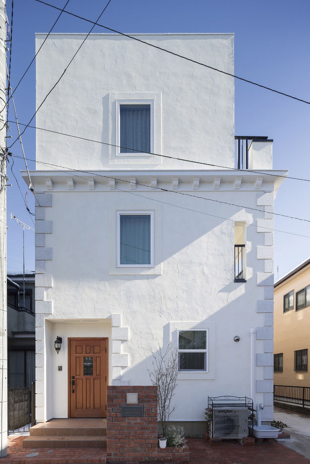 Vie house  都会的な外観と融合する自然素材の温もりを感じる住まいの建築実例画像3