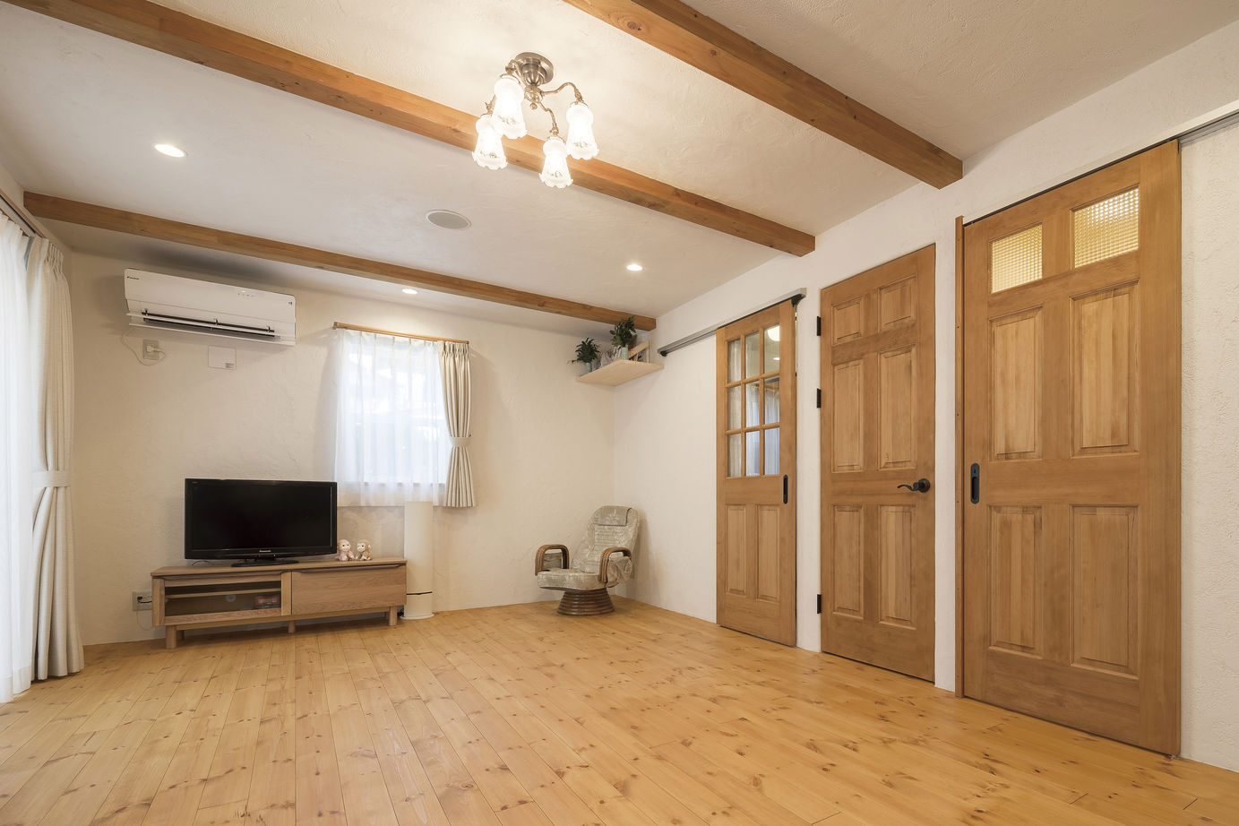 Vie house  都会的な外観と融合する自然素材の温もりを感じる住まいの建築実例画像4