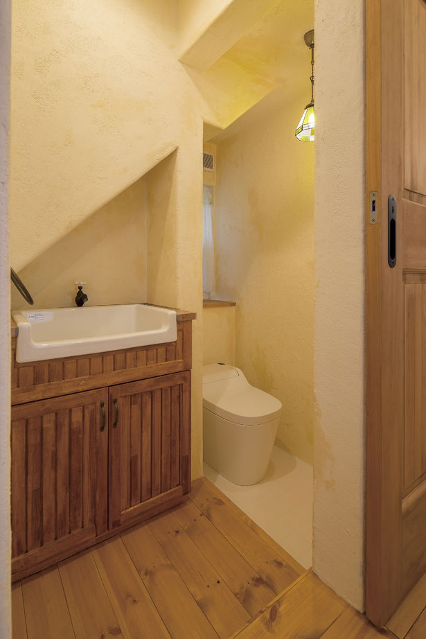 Vie house  都会的な外観と融合する自然素材の温もりを感じる住まいの建築実例画像6