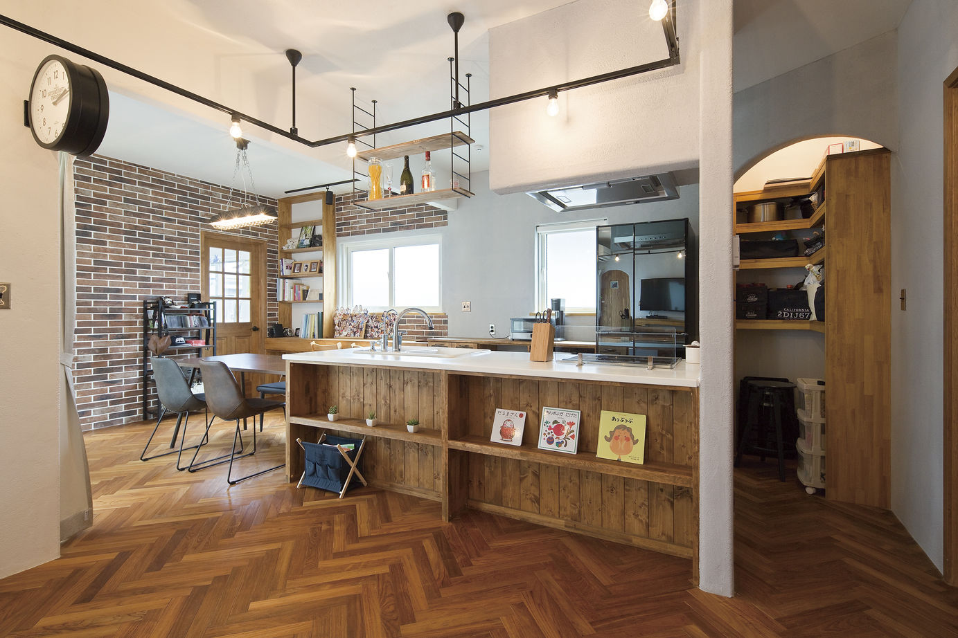 Vie house  【1000万円台／約38坪】無垢のヘリンボーンを愉しむヴィンテージな空間が魅力的の建築実例画像3