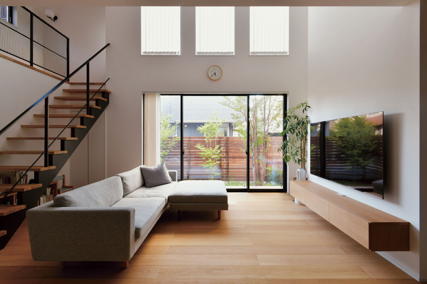 ミューズの家 【3000万円台|40坪台|間取り|2階建て】存在感のある吹き抜けが魅力。バルコニーとスキップフロアのある家の建築実例画像2