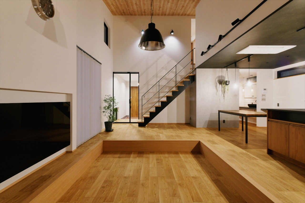 ミューズの家 【3000万円台|30坪台|間取り|2階建て】開放感あふれる吹き抜け＆ピットリビング。木×アイアンの美しい家の建築実例画像4