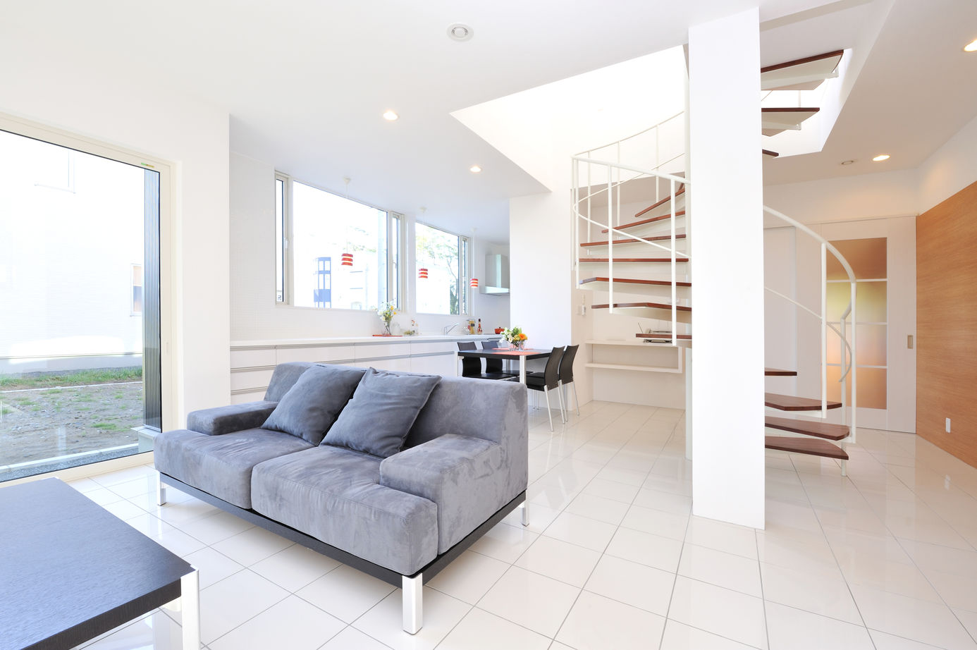 AD設計室 【札幌市/4LDK/吹き抜け】１階2階を繋ぐダイナミックならせん階段の家の建築実例画像2