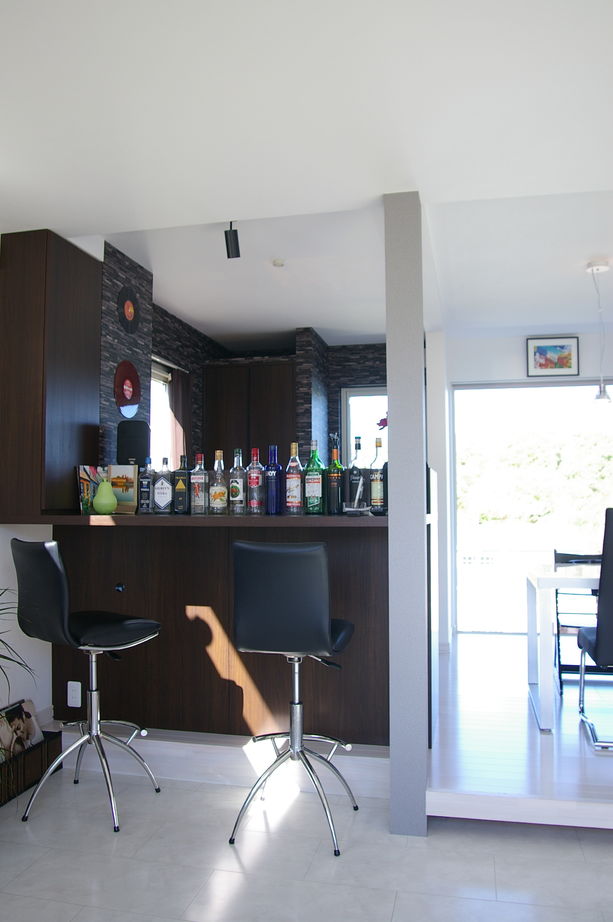 AD設計室 【札幌市/3LDK/収納充実】コストを抑えつつ、高級感を醸し出す。シャープな外観でDJブースのある家の建築実例画像2