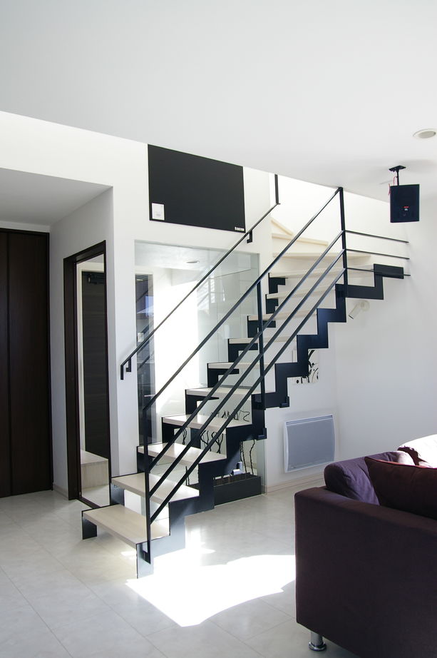 AD設計室 【札幌市/3LDK/収納充実】コストを抑えつつ、高級感を醸し出す。シャープな外観でDJブースのある家の建築実例画像4