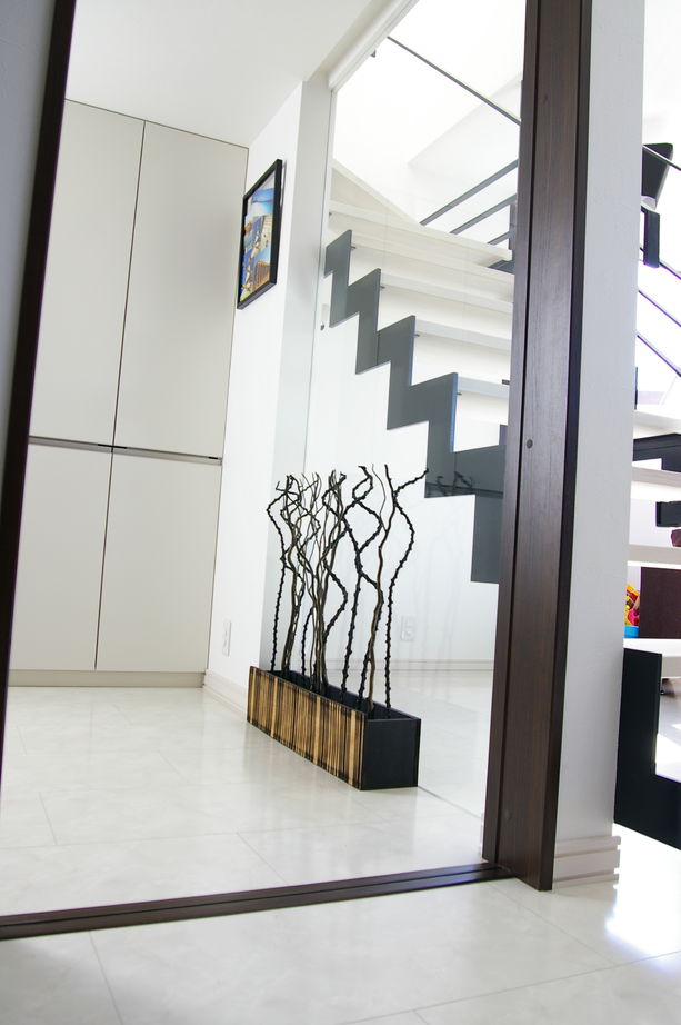 AD設計室 【札幌市/3LDK/収納充実】コストを抑えつつ、高級感を醸し出す。シャープな外観でDJブースのある家の建築実例画像5