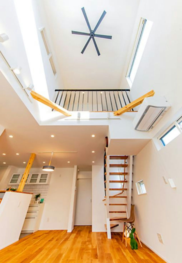 住み家 開放的な吹き抜けと、リビング階段が家族を見守る家の建築実例画像2